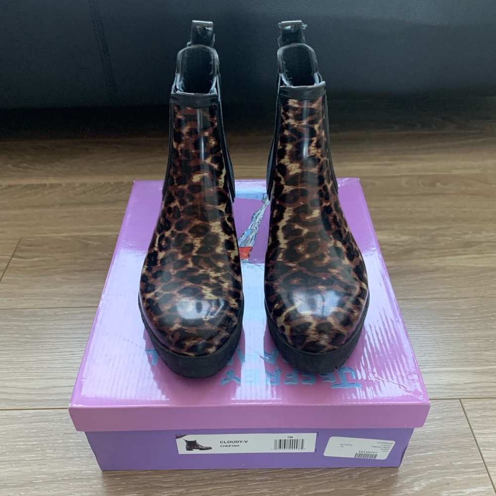 Cloudy-V by Jeffrey Campbell